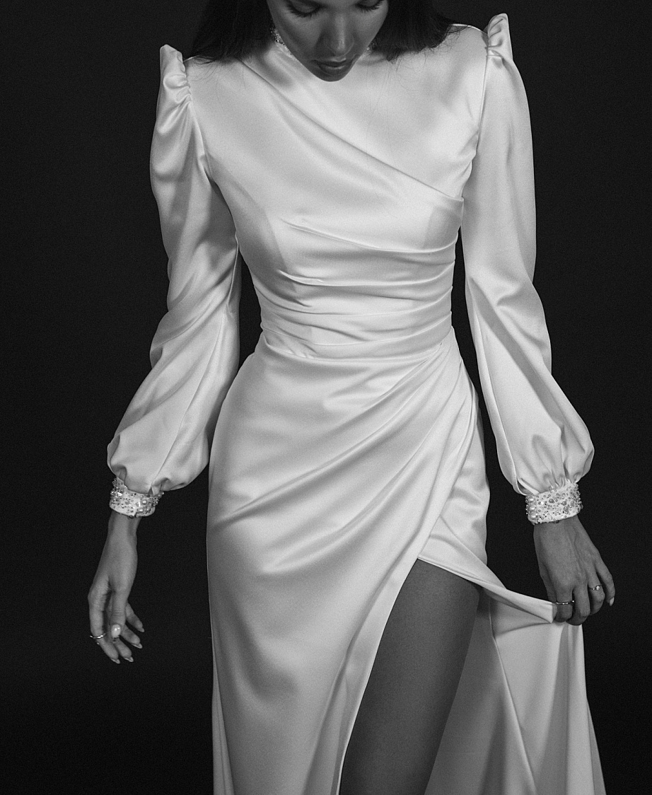 Эффектное свадебное платье рыбка из атласа фото