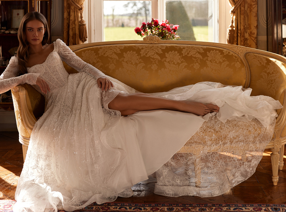 Нежное свадебное платье из кружева шантильи расшитого бисером фото