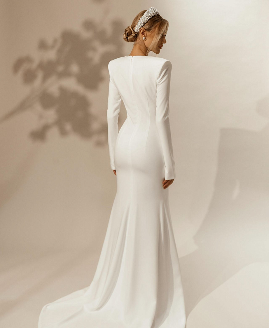 Свадебное платье с декольте и рукавами фото