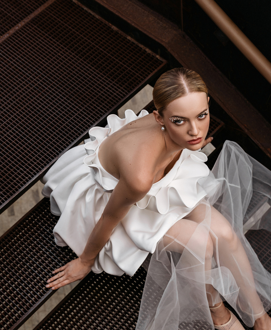 Свадебное платье мини с вертикальной драпировкой в форме «ракушки фото