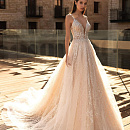 Блестящее свадебное платье с V-выркзом фото