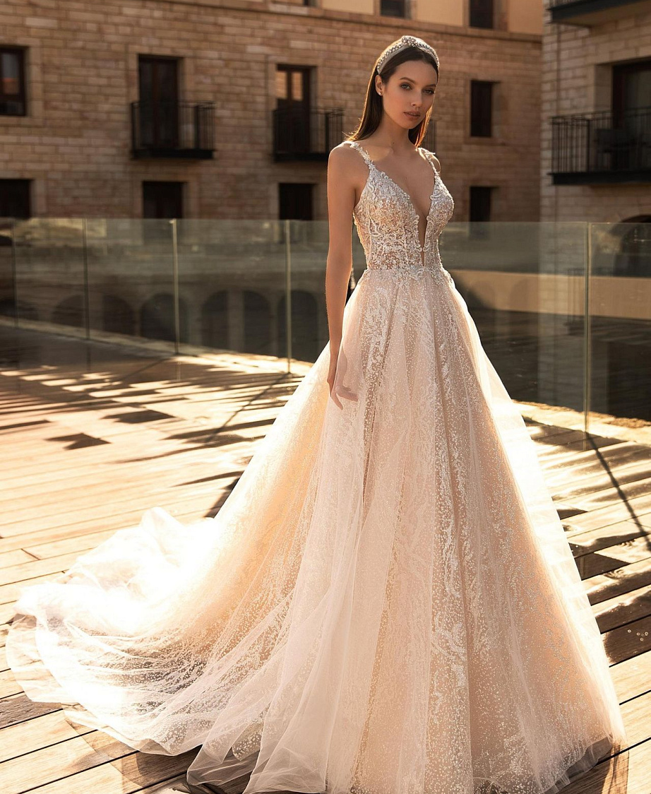 Блестящее свадебное платье с V-выркзом фото