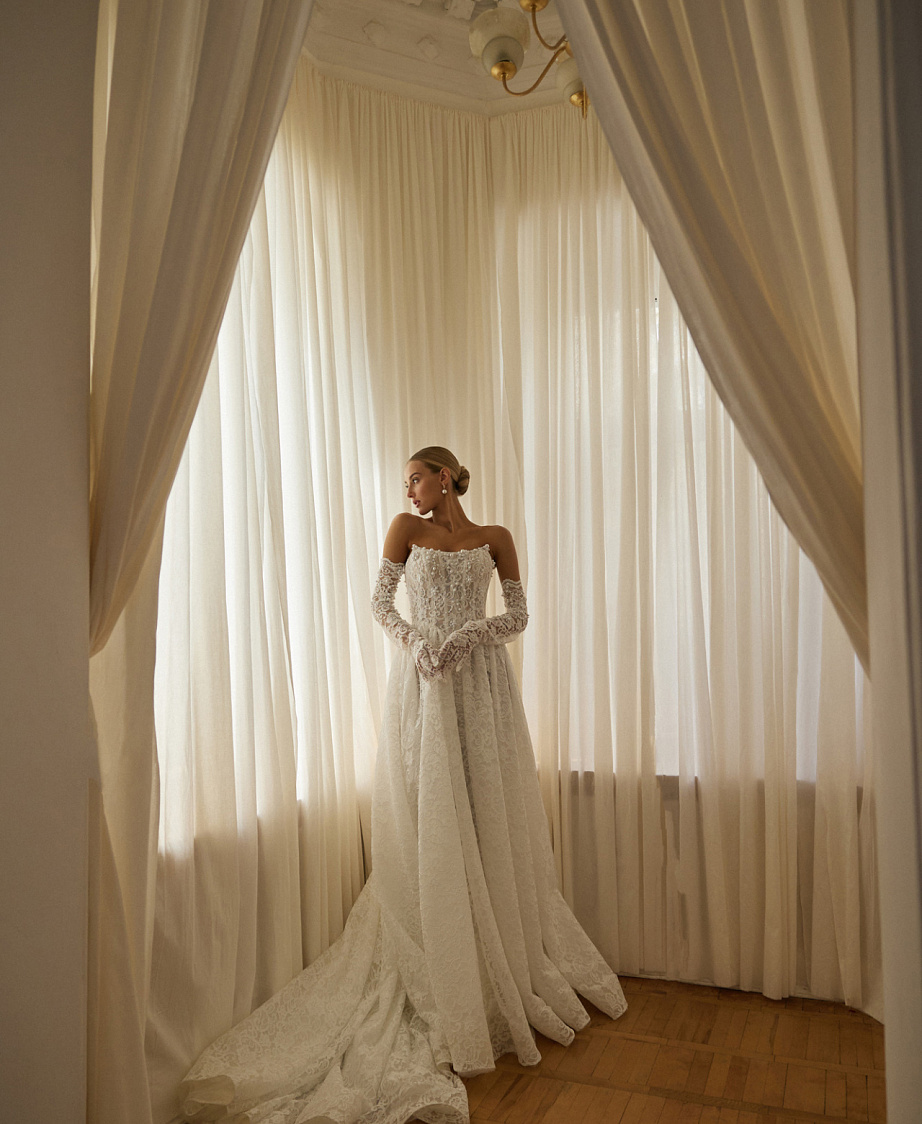 Кружевное корсетное свадебное платье с перчатками фото