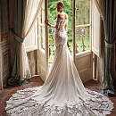 Роскошное свадебное платье с кружевным шлейфом и рукавами фото