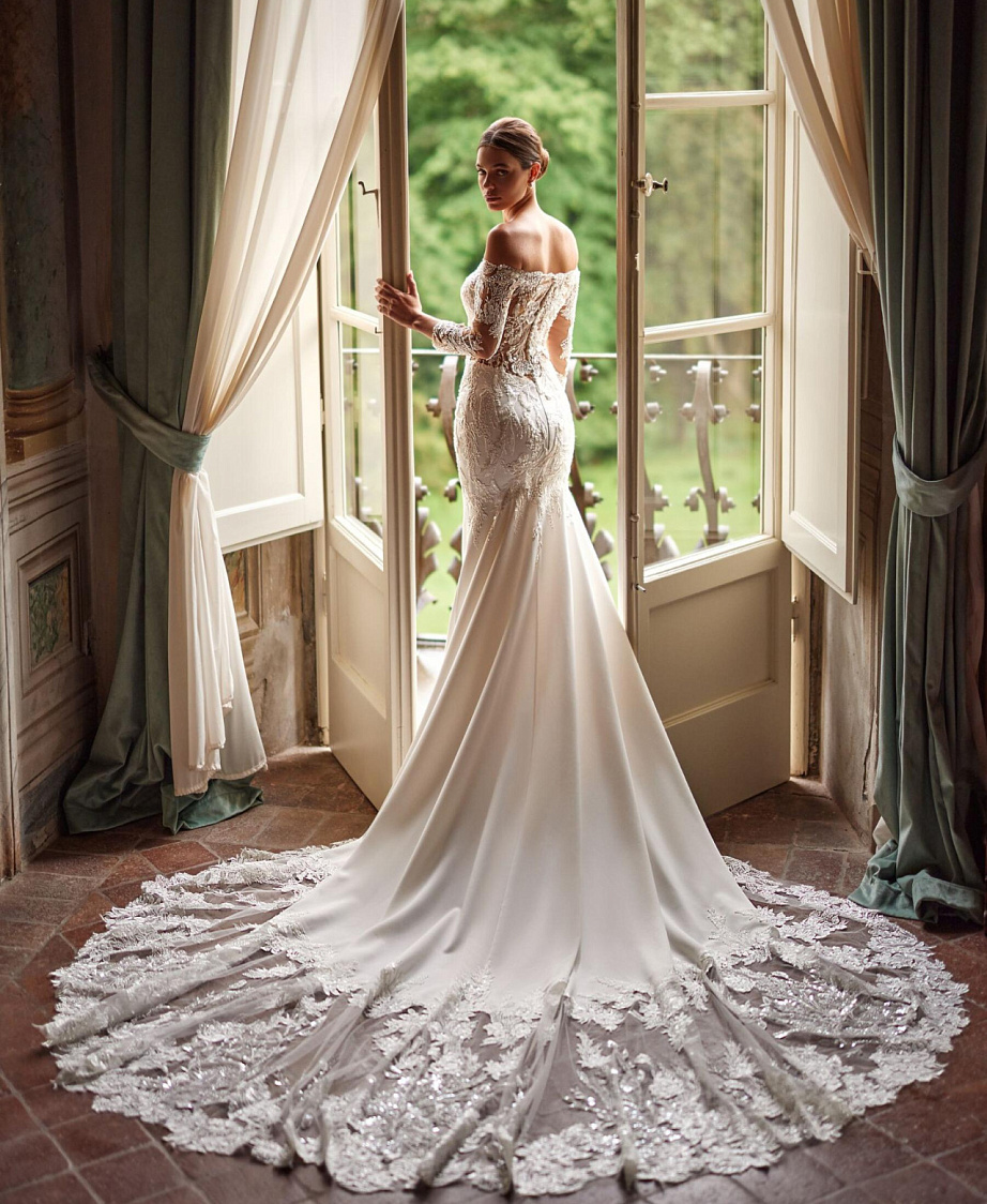 Роскошное свадебное платье с кружевным шлейфом и рукавами фото