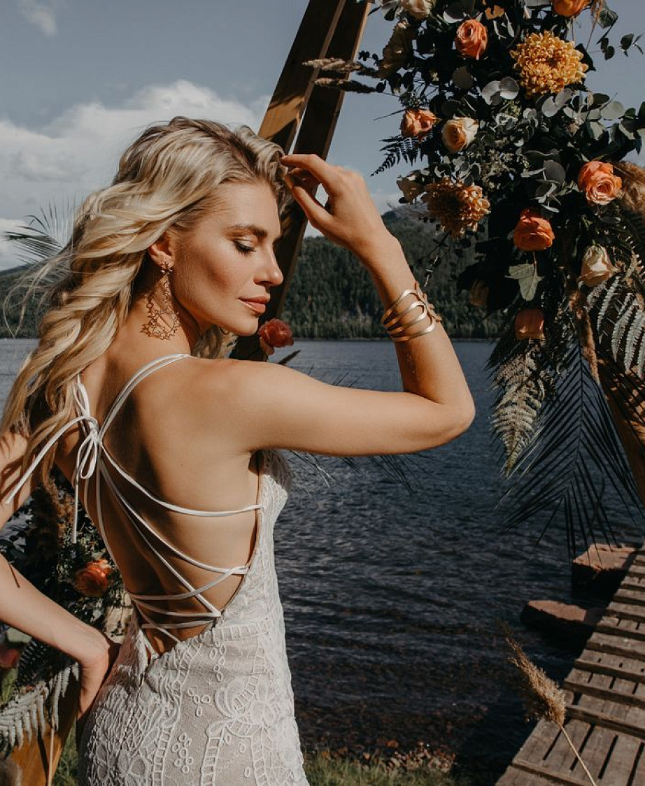 Красивое свадебное платье бохо с кружевными рукавами фото