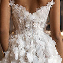 Стильное свадебное платье декорированное объемными цветами фото