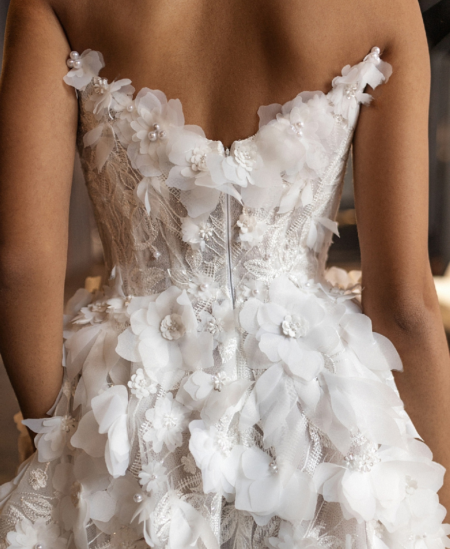 Стильное свадебное платье декорированное объемными цветами фото