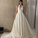 Роскошное платье из микадо с воротником-стойкой фото