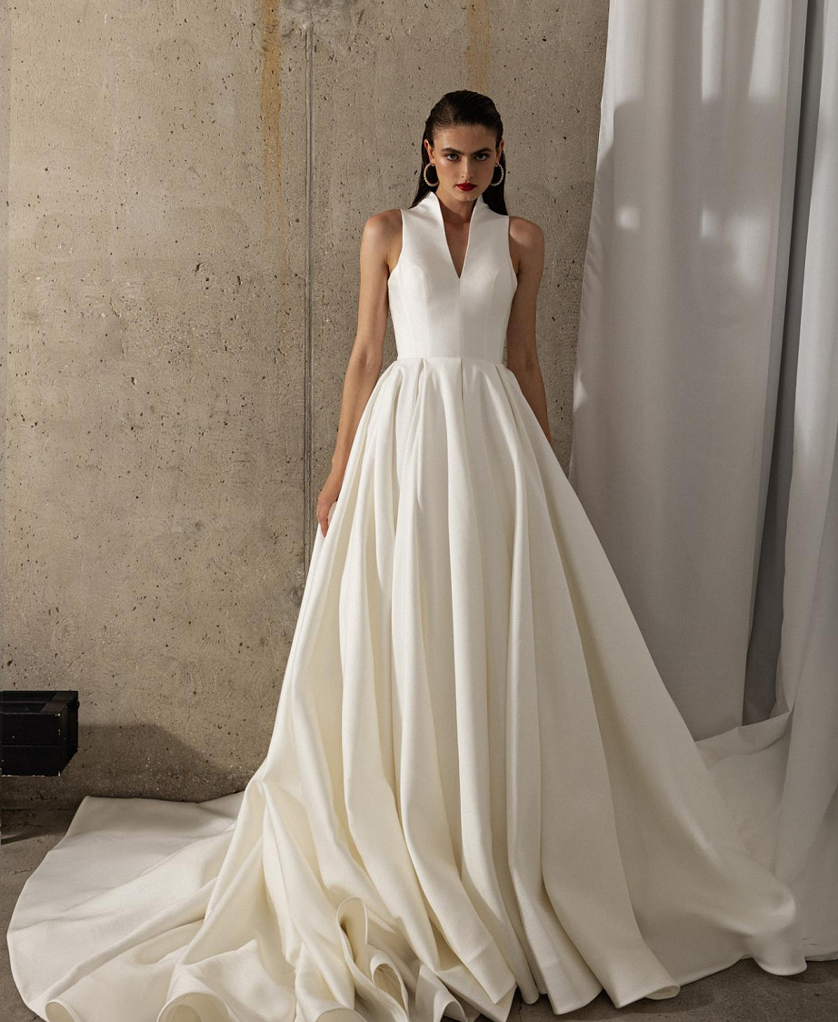 Роскошное платье из микадо с воротником-стойкой фото