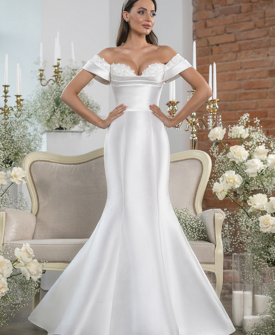 Атласное свадебное платье рыбка с кружевным декором по груди фото