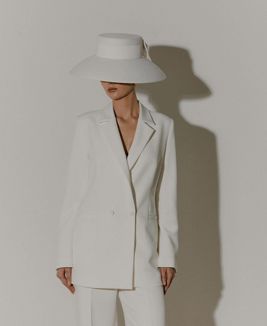 Элегантный свадебный костюм свободного кроя фото