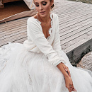 Молочный свитер с кружевом