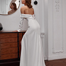 Атласное свадебное платье рыбка с рукавами и открытыми плечами фото