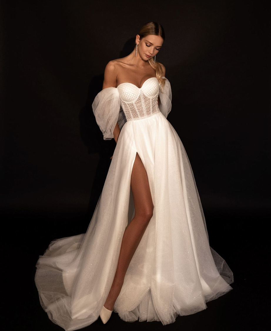 Блестящее свадебное платье с открытыми плечами фото