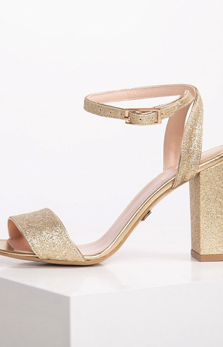 Золотые босоножки фото