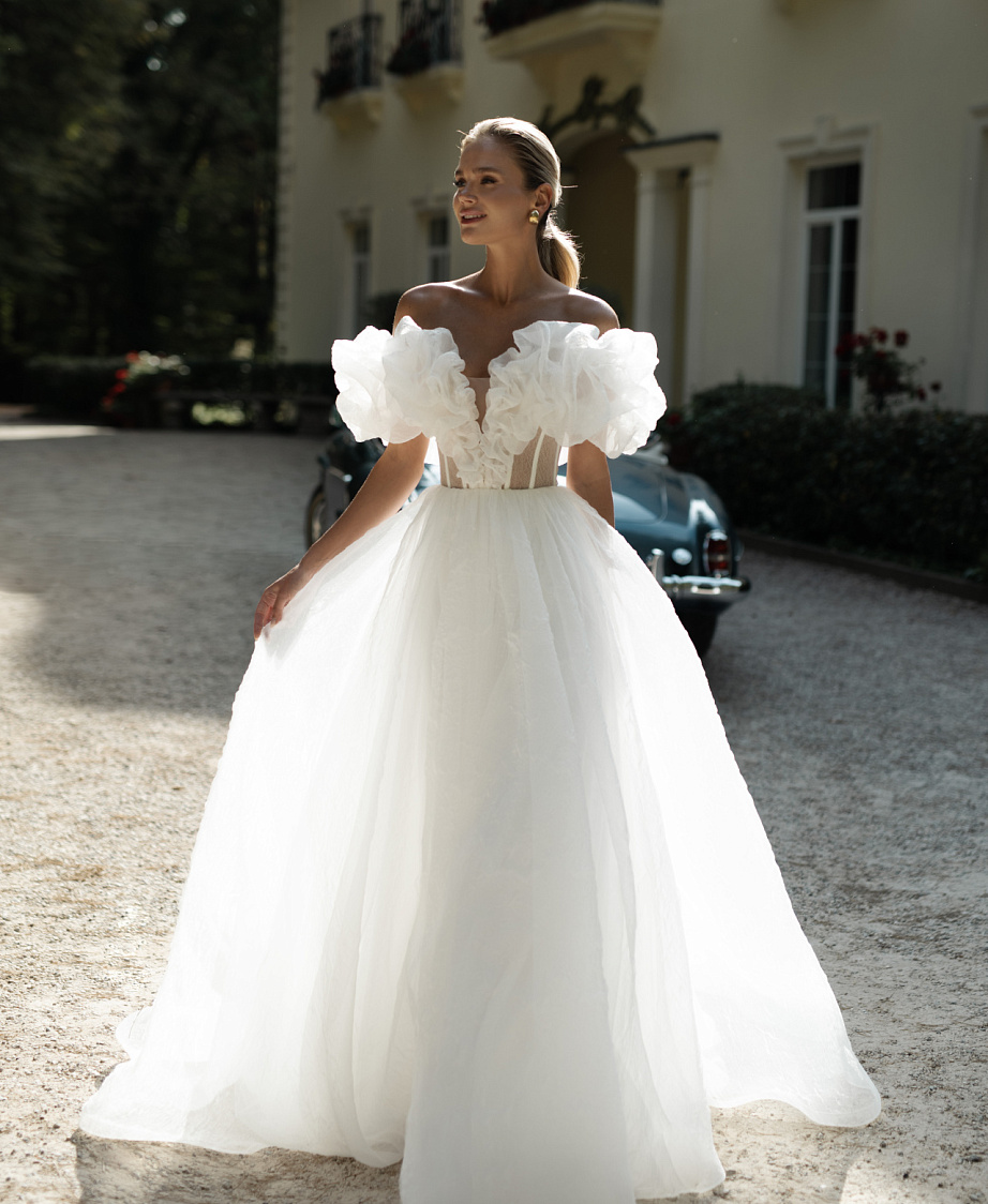 Воздушное свадебное платье с необычным корсетом фото