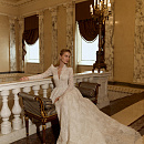 Закрытое кружевное свадебное платье cо шлейфом фото