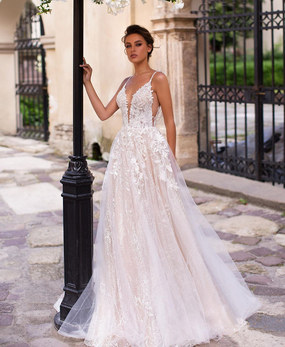 Роскошное блестящее платье на тонких бретелях фото