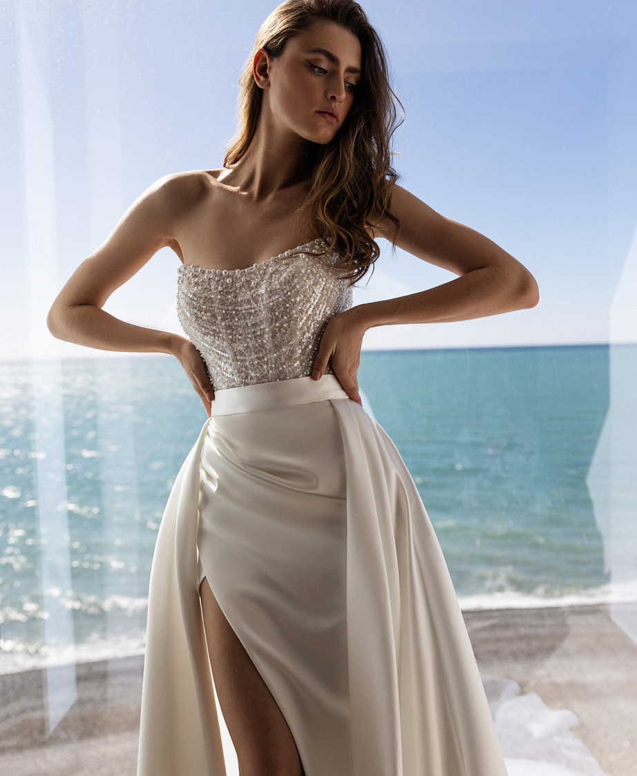 Стильное свадебное платье со съемной атласной юбкой фото