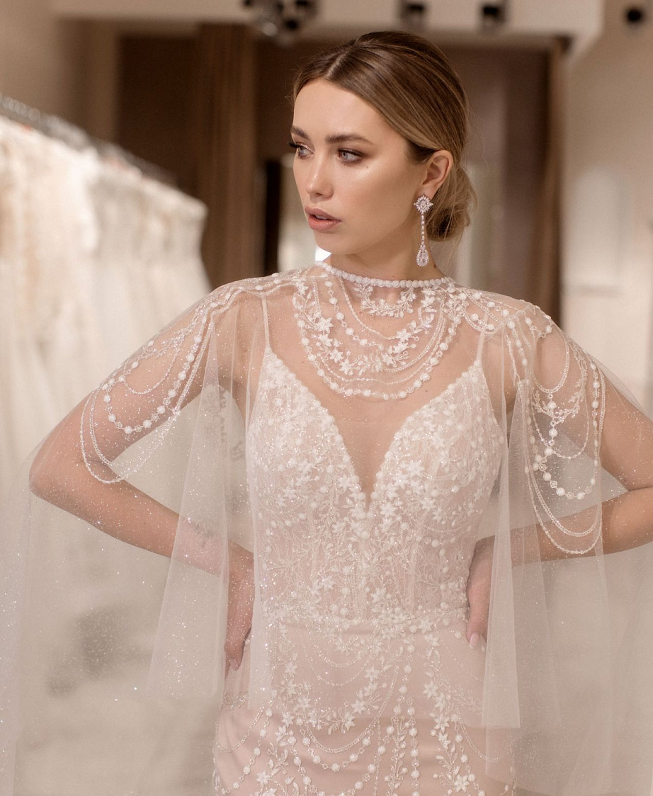 Сияющее свадебное платье рыбка на тонких бретелях фото