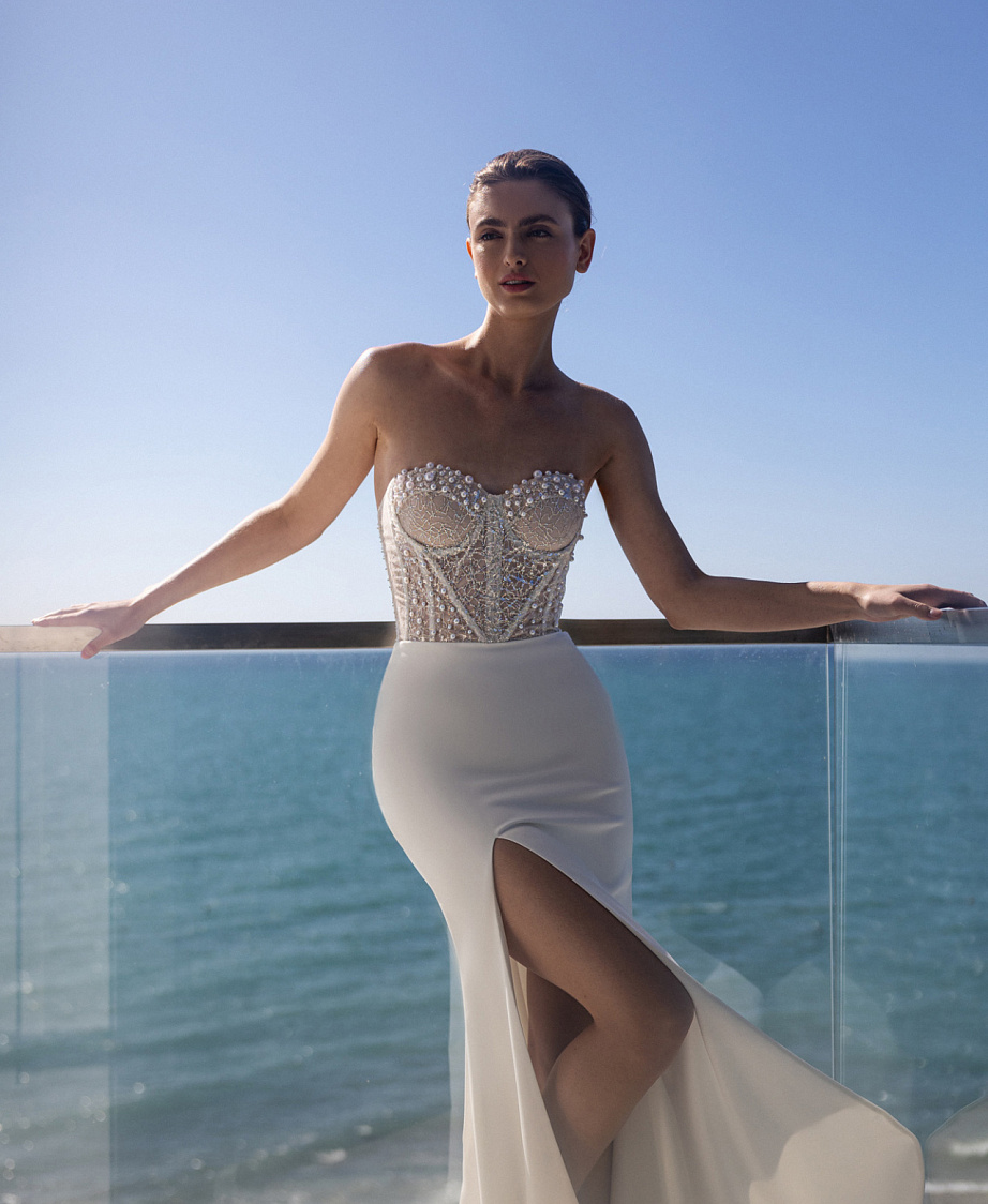 Свадебное платье с атласной юбкой и жемчужным корсетом фото