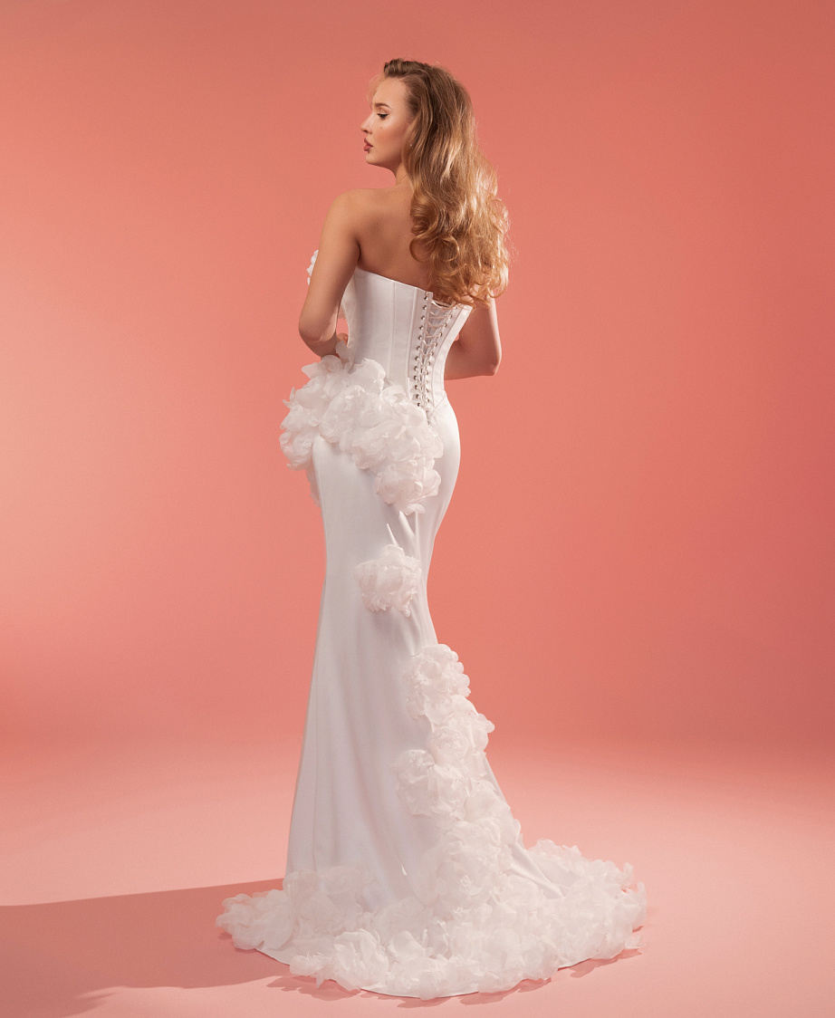 Свадебное платье расшитое объемными цветами фото