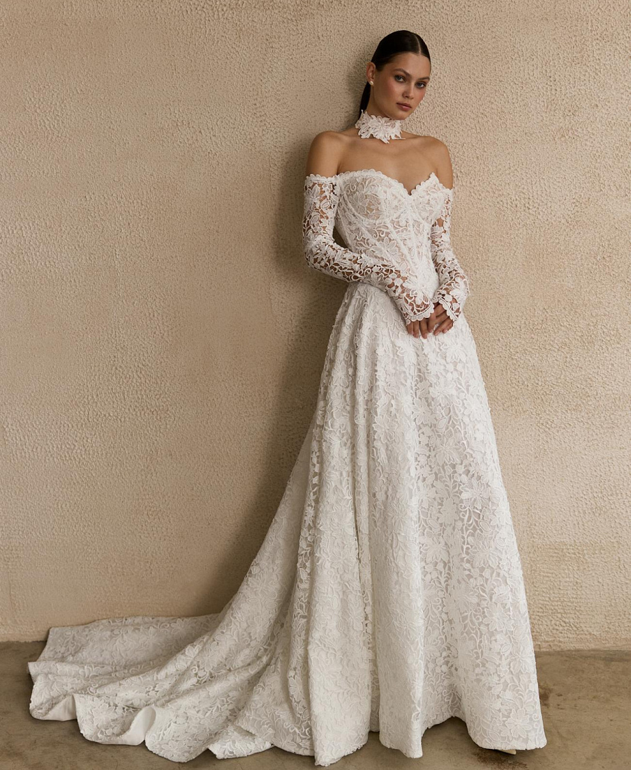 Роскошное кружевное свадебное платье с рукавами и открытыми плечами фото