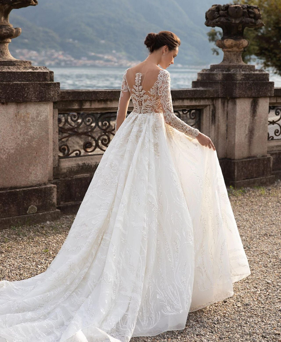 Свадебное платье с кружевными рукавами, расшитое жемчугом и стеклярусом фото