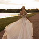 Изысканное свадебное платье с расшитым кружевом фото