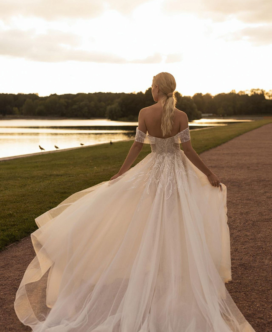 Изысканное свадебное платье с расшитым кружевом фото