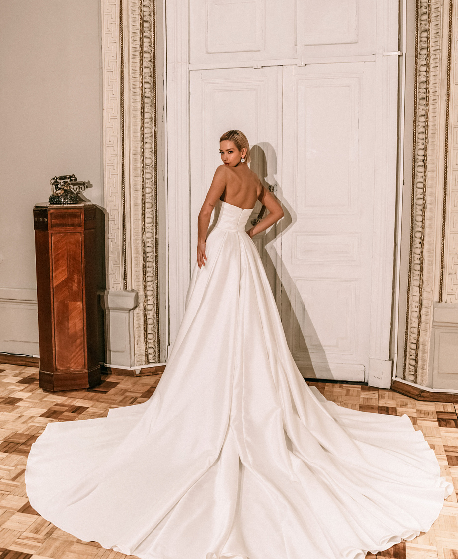 Роскошное свадебное платье из атласа фото