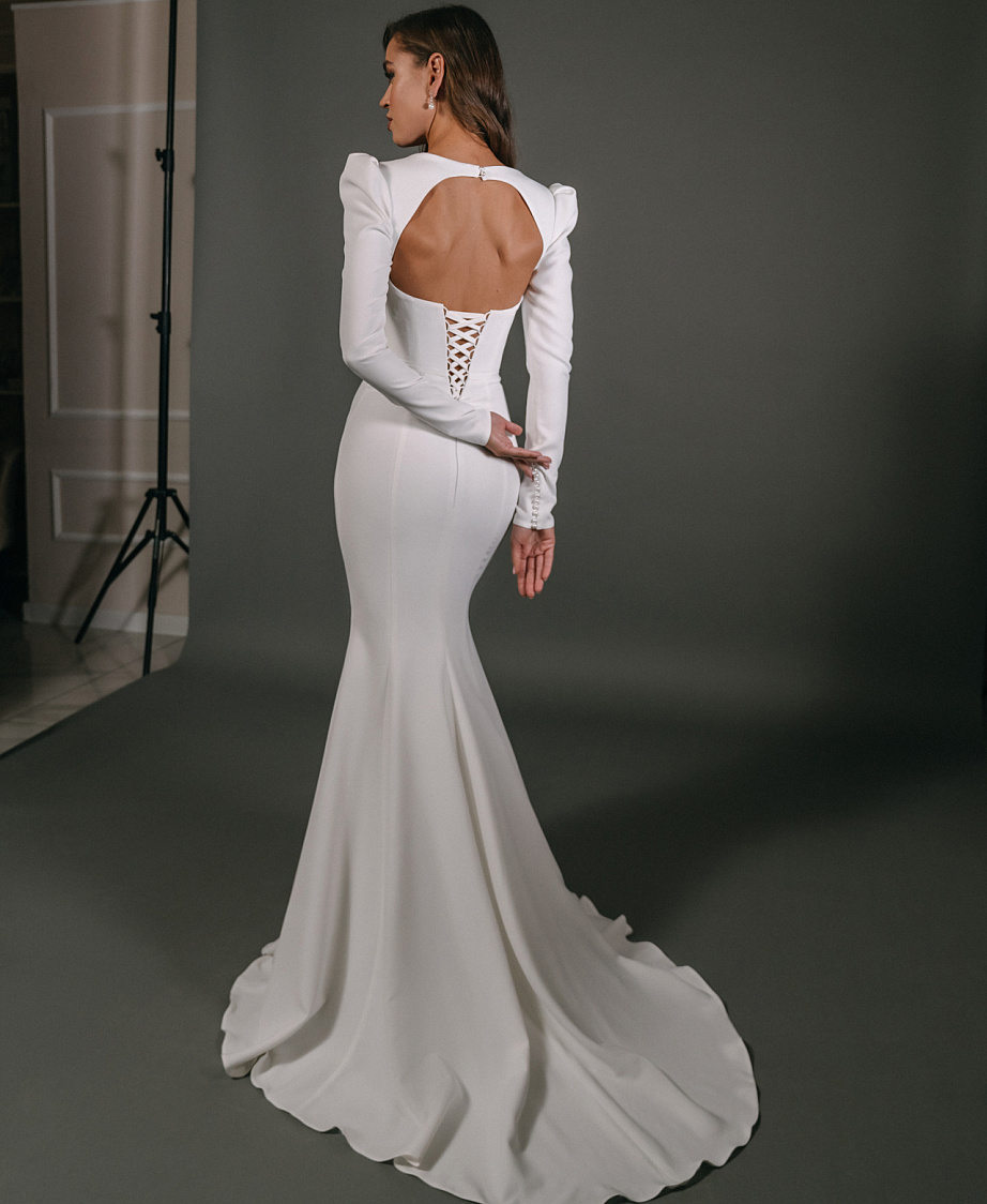 Стильное облагающее свадебное платье с рукавами фото