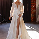 Струящееся свадебное платье с объемными рукавами фото