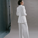 Стильный брючный свадебный костюм фото