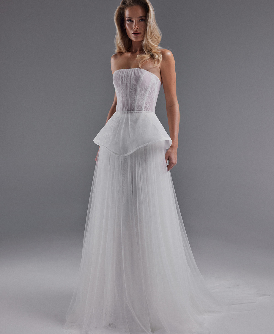 Нежный свадебный комплект с баской фото