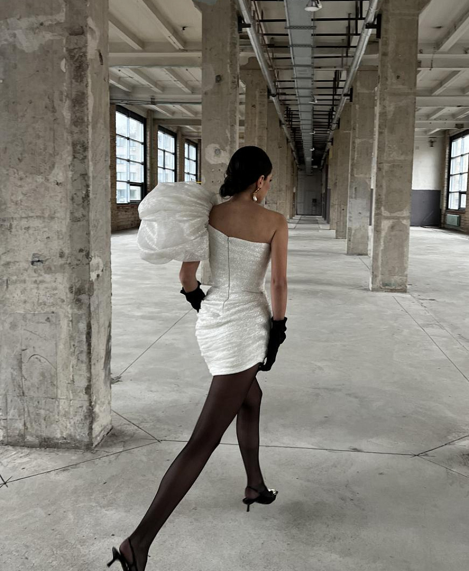 Короткое свадебное платье на одно плечо фото