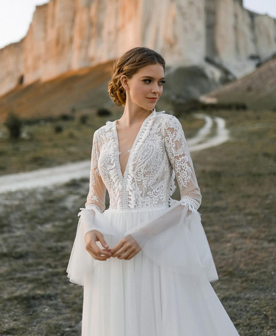 Свадебное платье бохо с расклешенными рукавами фото