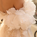 Нежное свадебное платье с декором из 3Д цветов фото