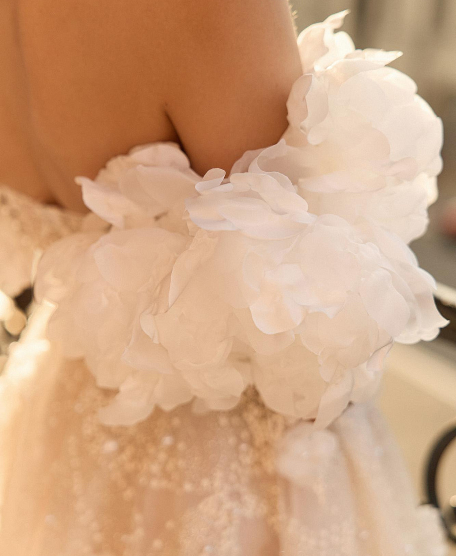 Нежное свадебное платье с декором из 3Д цветов фото