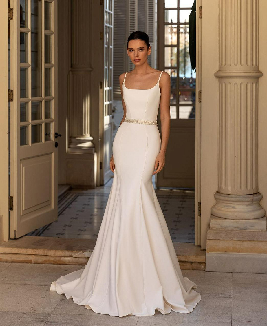 Свадебное платье русалка на бретелях в стиле минимализм фото