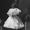 Ассиметричное свадебное платье мини с пышной юбкой фото