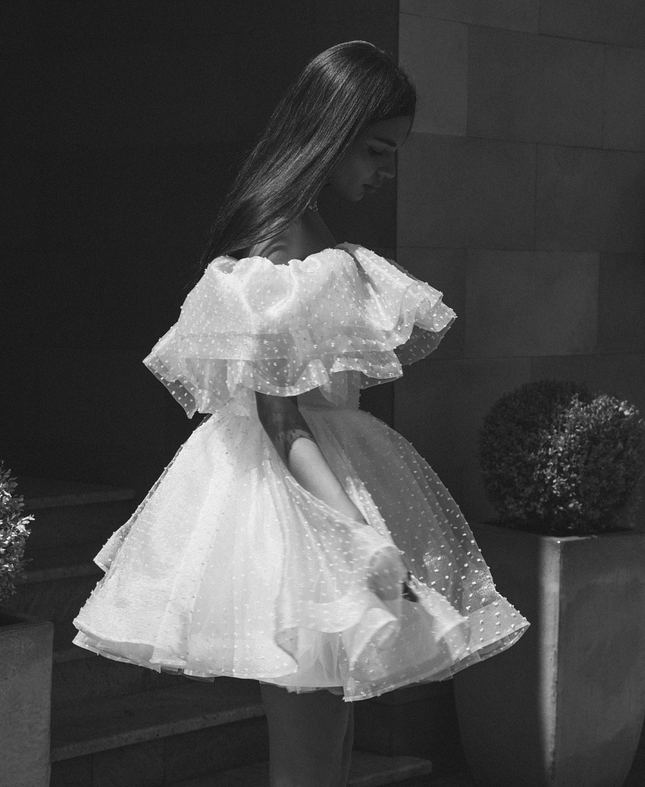 Ассиметричное свадебное платье мини с пышной юбкой фото