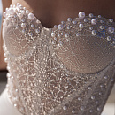 Свадебное платье с атласной юбкой и жемчужным корсетом фото