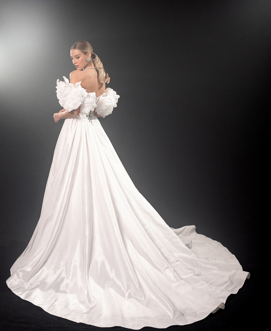 Роскошное свадебное платье силуэта принцесса фото