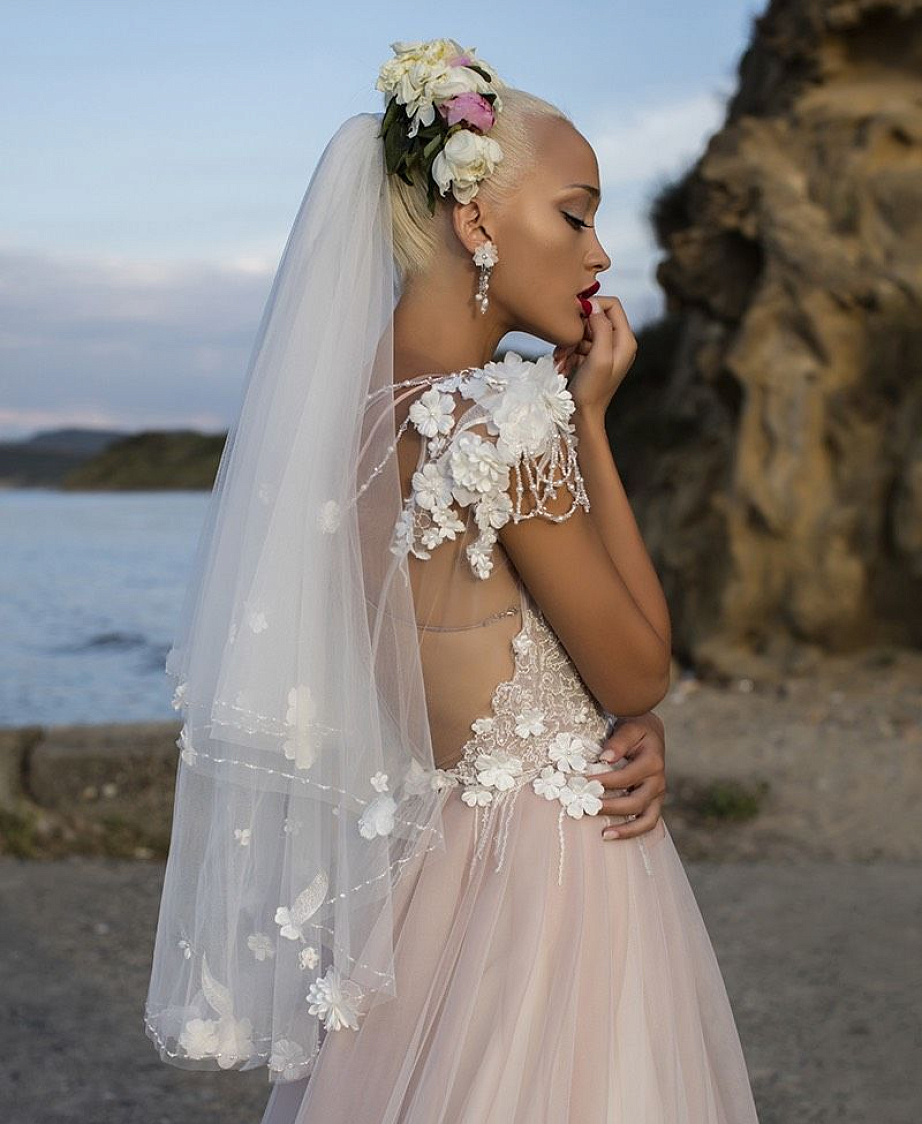 Свадебная фата украшенная цветами фото