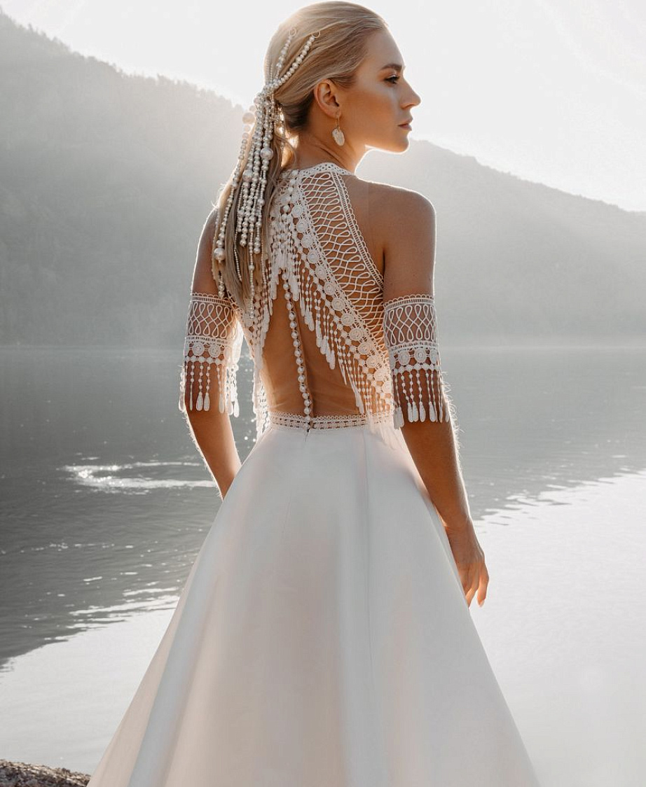 Оригинальное свадебное платья с атласной юбкой фото