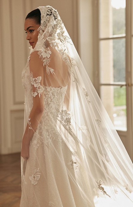 Красивая фата с расшитым кружевом на голове фото