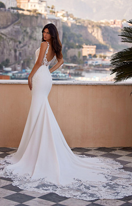 Классическое свадебное платье рыбка с кружевным шлейфом фото