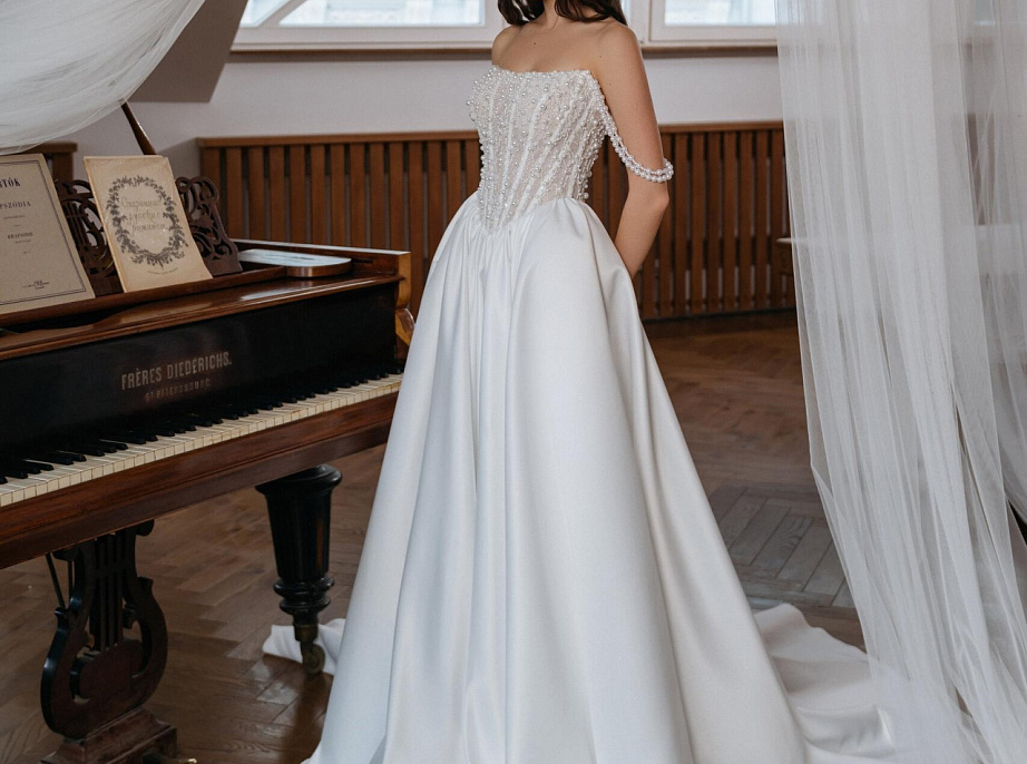 Свадебное платье с атласной юбкой и роскошным корсетом фото